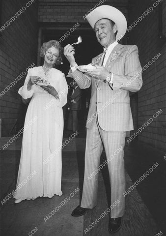 Dale Evans and Roy Rogers enjoy some birthday cake 8b20-18978