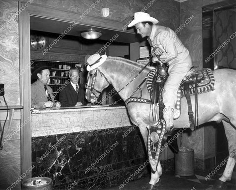 Roy Rogers and Trigger check into a hotel room 8b20-18979