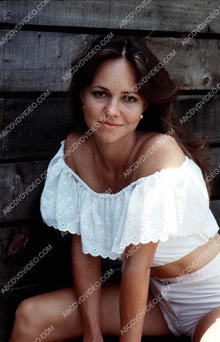 Sally Field outdoors portrait 8b20-19102