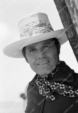 Jack Lord sporting a hat for a little shade 8b20-19151