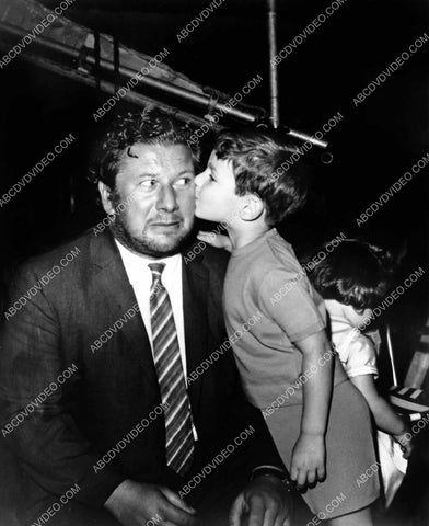 Peter Ustinov goes out w the family 8b20-20053
