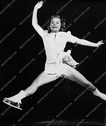 Sonja Henie in ice skating action 8b20-20124