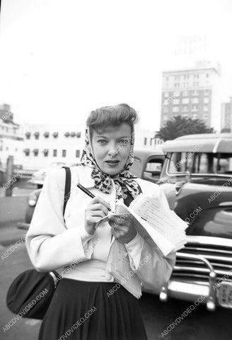 Ida Lupino caught in the parking lot 8b20-20331