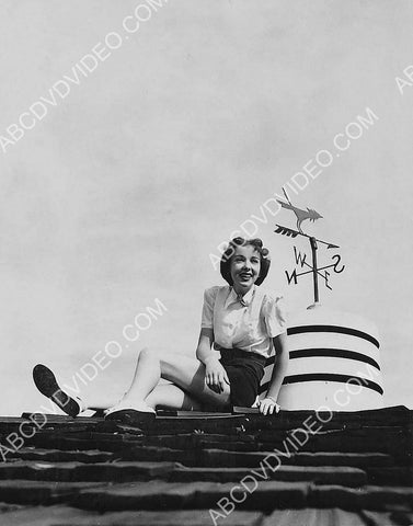 Ida Lupino puts a weathervane on the roof 8b20-20334