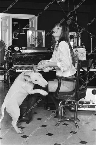 Jane Birkin playing w her dog 8b20-20358