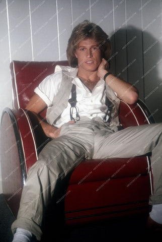 Andy Gibb in a lazy boy chair 8b20-2045