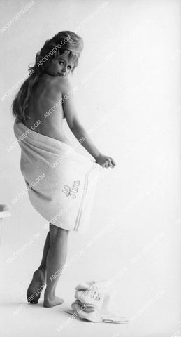 Lee Remick hiding behind a towell 8b20-20524