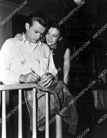 candid James Dean Natalie Wood on set film Rebel Without a Cause 8b20-20638