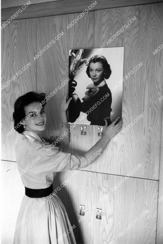 Natalie Wood hangs a picture of Vivien Leigh 8b20-20641