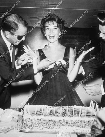 Frank Sinatra wipes frosting off excited Natalie Wood w birthday cake 8b20-20645