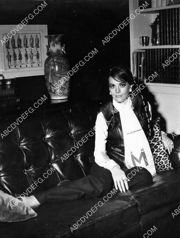 Natalie Wood relaxing at home 8b20-20659