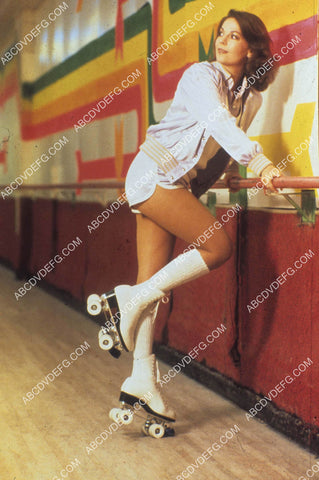 Natalie Wood has some fun at the roller rink 8b20-20671