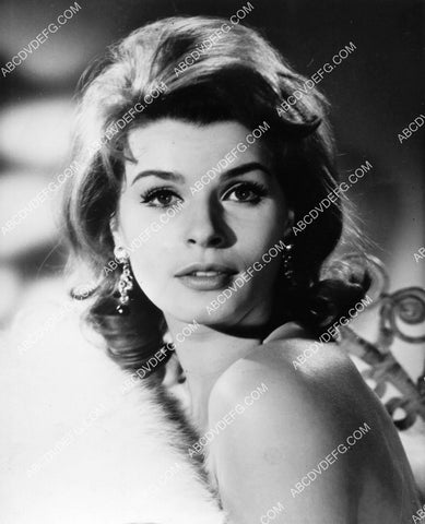 Senta Berger portrait 8b20-20800