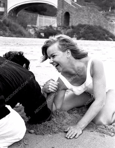 arm wrestling Anne Francis on the beach watch out 8b20-2519