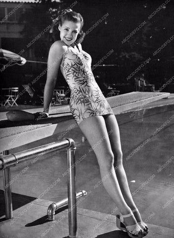 Anne Gwynne good looking in swimsuit out by the swimming pool 8b20-2578