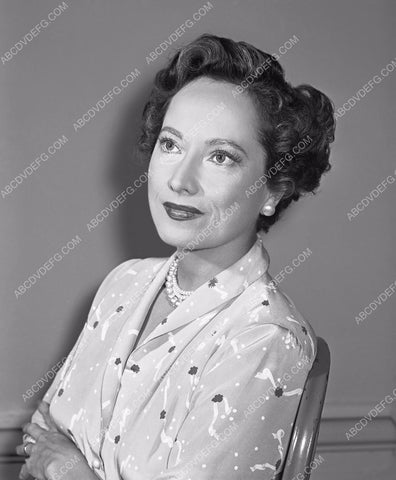Merle Oberon seated portrait 8b20-2591