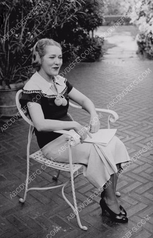 Mary Pickford relaxes in her back yard 8b20-2622