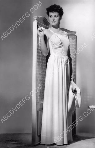 Maureen O'Hara full length fashion portrait 8b20-2729