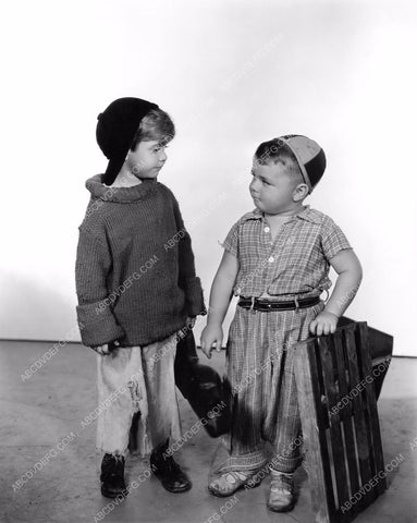 Our Gang Scotty Beckett confers with Spanky McFarland 8b20-2786