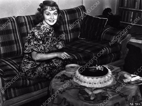 candid photo Anne Shirley cutting music record cake at home cool pic 8b20-2867