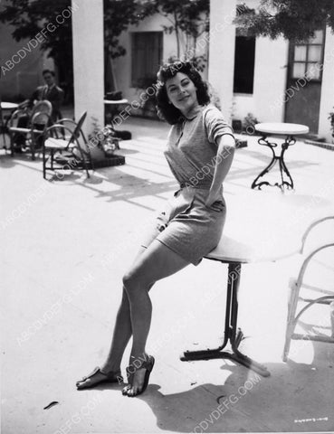 candid Ava Gardner out in a courtyard getting some sun 8b20-3020