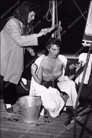 candid photo Ava Gardner covered in mud hair a mess, looks fantastic 8b20-3054