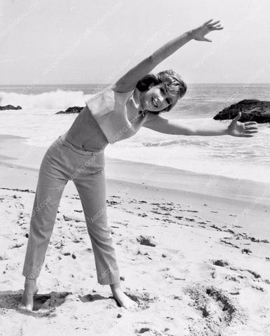 stunning Barbara Eden doing some exercises on the beach dp-3284
