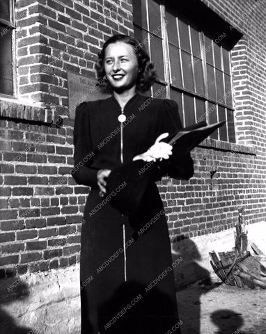 candid Barbara Stanwyck outside pic 8b20-3451