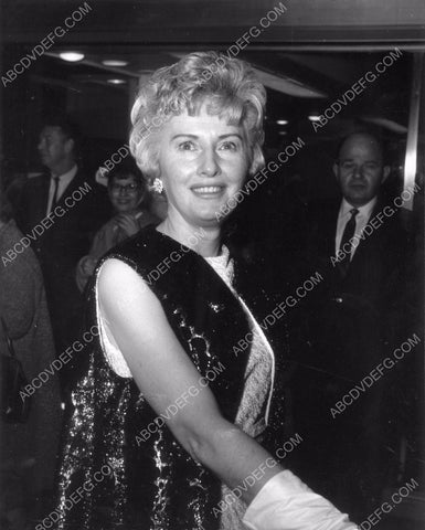 Barbara Stanwyck at film premiere maybe 8b20-3467