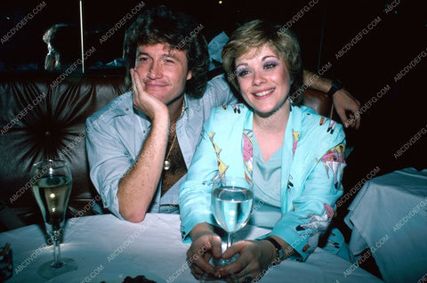 candid Andy Gibb dines out w Donna Pescow 8b20-3815