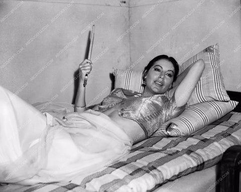 Ava Gardner relaxes in her dressing room 8b20-3882