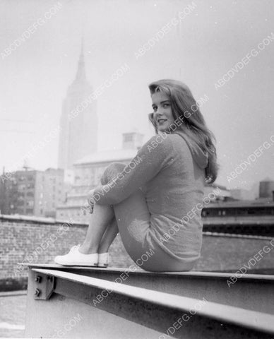 candid Ann-Margret checks out the Empire State Building 8b20-4091