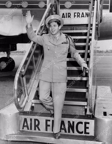 news photo Audie Murphy getting off an airplane 8b20-4420