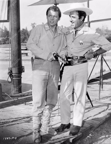 Gilbert Roland Audie Murphy behind the scenes 8b20-4443