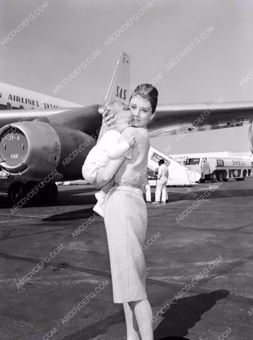 candid Audrey Hepburn on the tarmac at the airport 8b20-4568