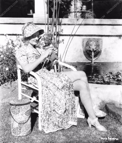 candid Bette Davis does a little knitting in the backyard 8b20-4758