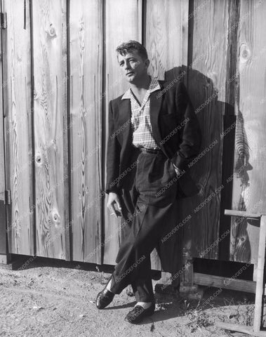 Robert Mitchum being cool 8b20-4989