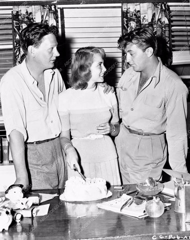 Janet Leigh cuts a Birthday Cake for Robert Mitchum 8b20-5018