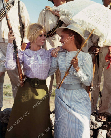 candid Brigitte Bardot behind the scenens 8b20-5258