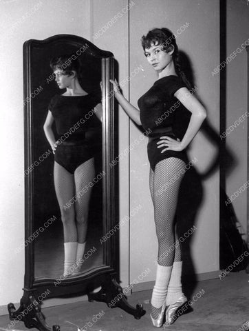 Brigitte Bardot on her toes in front of mirror 8b20-5387