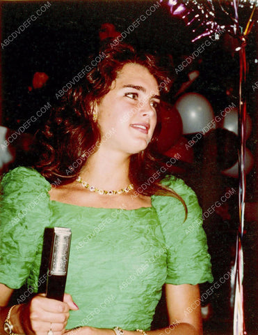 candid Brooke Shields out in public 8b20-5506