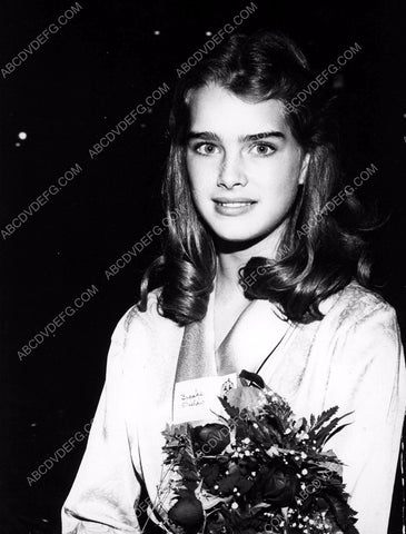 Brooke Shields shows up with some flowers 8b20-5516