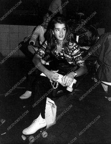 Brooke Shields lacing up her roller skates 8b20-5523