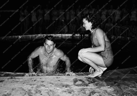 Buster Crabbe and wife maybe go for a swim 8b20-5636