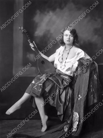 Patricia Parsons and her mandolin 8b20-5752