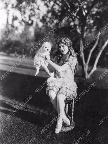 Mary Pickford plays w her dog in the backyard 8b20-5810