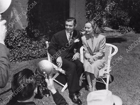 Clark Gable Carole Lombard talk w press in backyard 8b20-6094