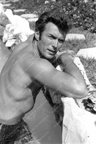 Clint Eastwood in the pool 8b20-6356