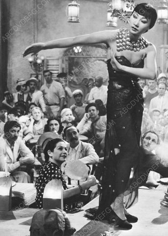 Anna May Wong doing a dance on stage 8b20-6579