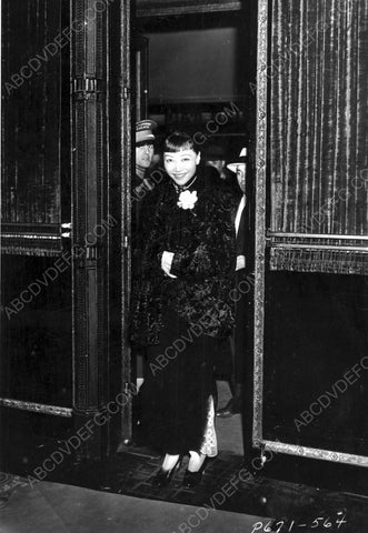 Anna May Wong arriving somewhere 8b20-6594